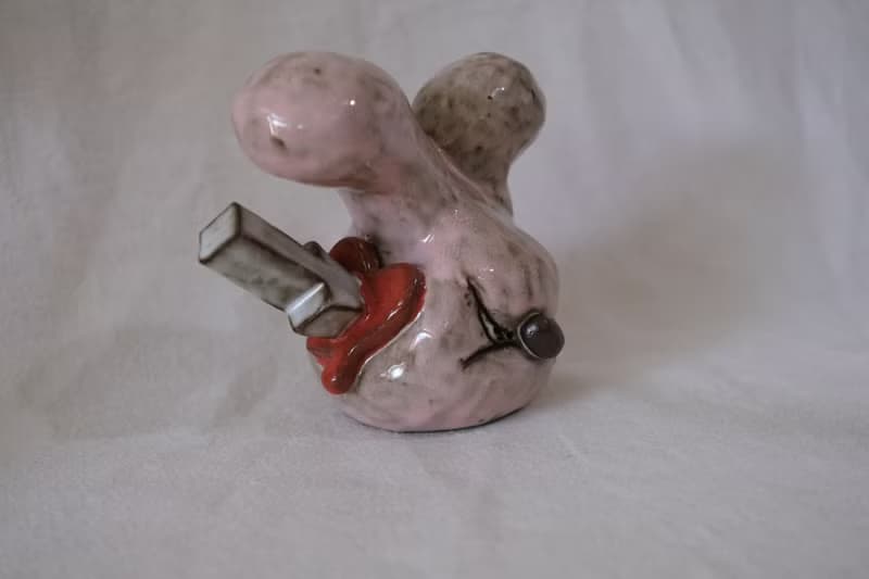 流著愛心血的箭靶兔子- 手捏陶瓷雕塑、擺飾