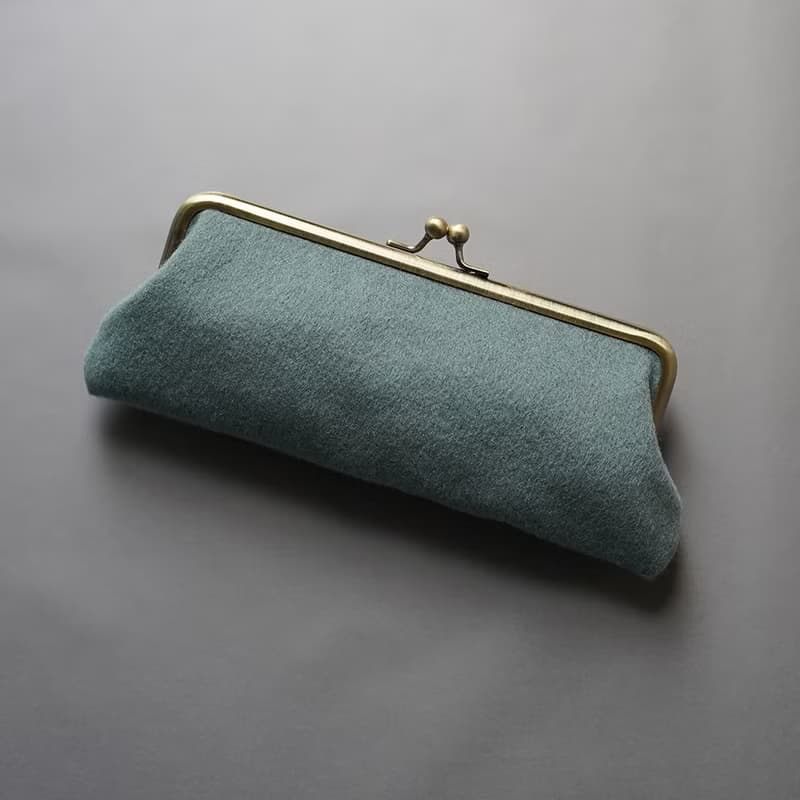 眼鏡ケースにも　ビーズ刺繍のペンケースがま口 10　くすみグリーン　一点もの　送料無料　敬老の日　母の日　ギフト
