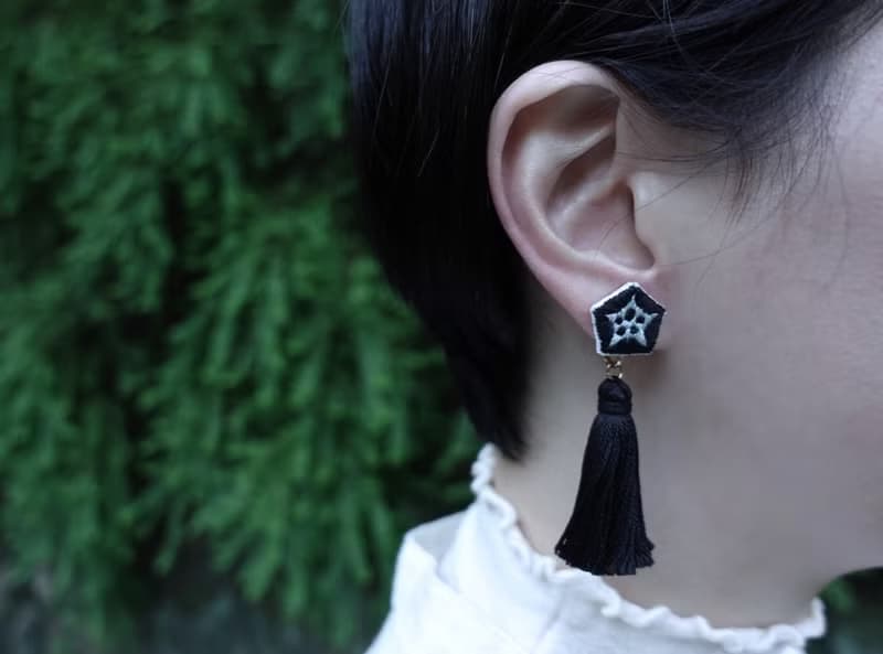 秋葵流蘇・手工刺繡耳環 - 黑