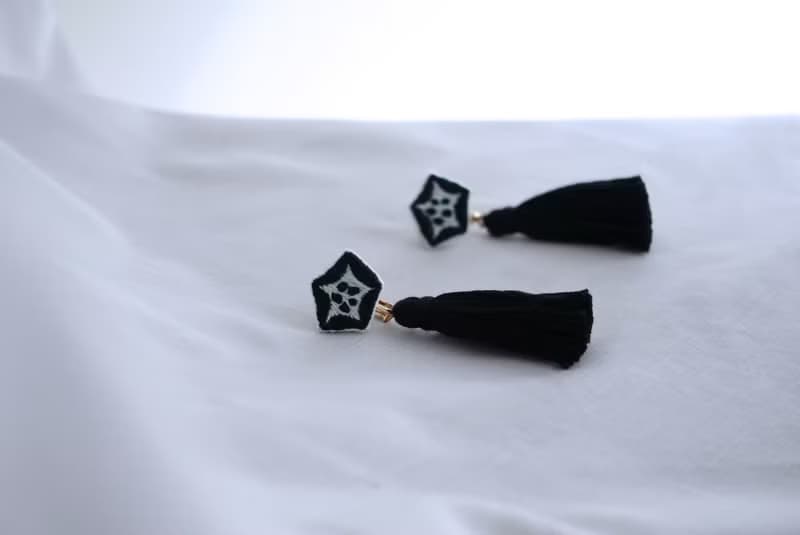 秋葵流蘇・手工刺繡耳環 - 黑