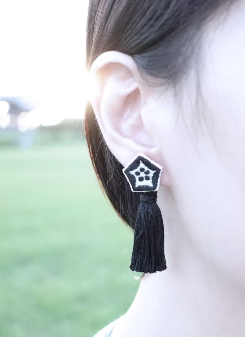 秋葵流蘇・手工刺繡耳環 - 黑