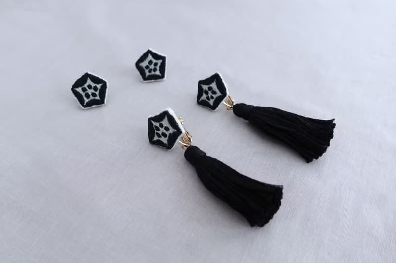 秋葵流蘇・手工刺繡耳環 - 黑