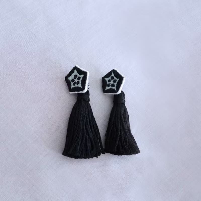 秋葵流蘇・手工刺繡耳環 - 黑