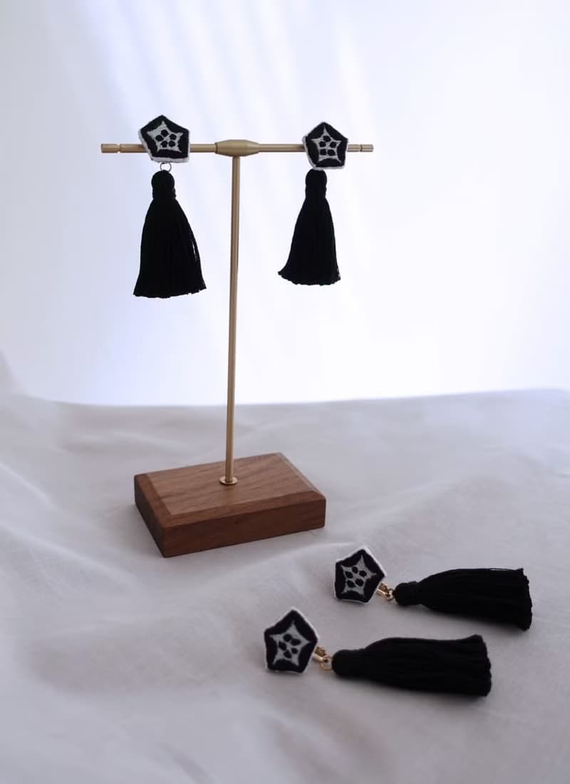秋葵流蘇・手工刺繡耳環 - 黑