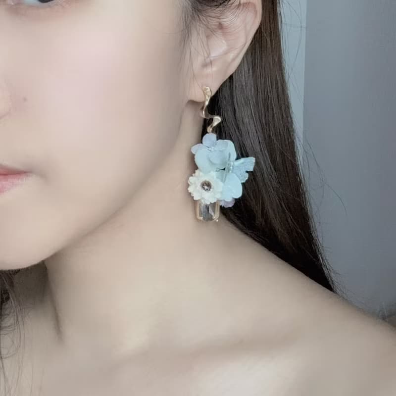 粉藍蝴蝶繡球真花耳環