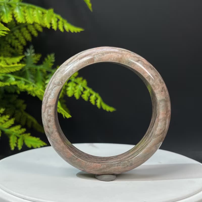 獨特長石手鐲57MM 玉化高瓷星光 肉紅色飄綠 小寬條景鐲 增強毅力