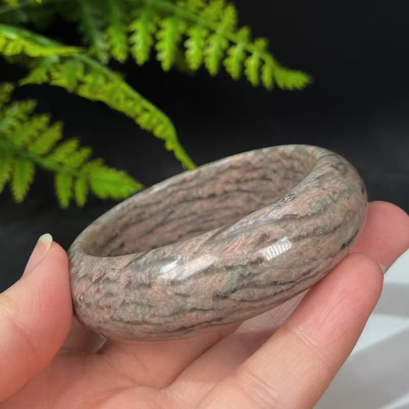 獨特長石手鐲57MM 玉化高瓷星光 肉紅色飄綠 小寬條景鐲 增強毅力