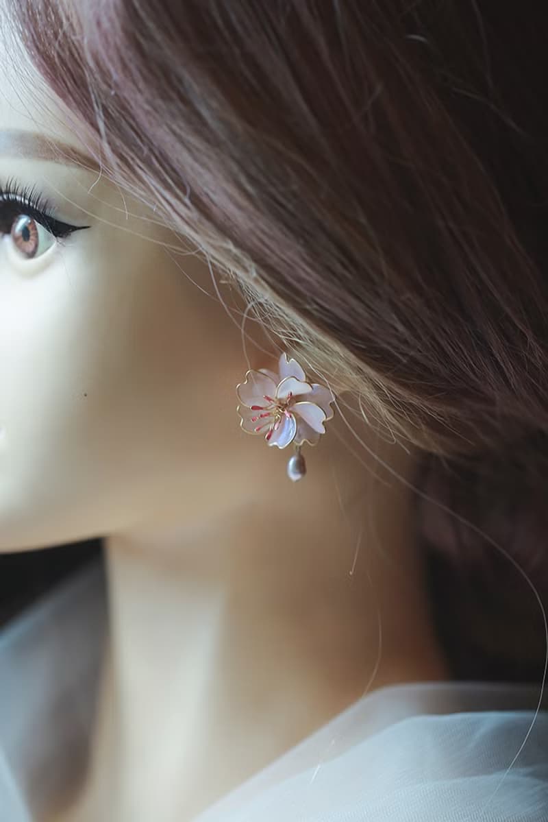 簡約 淡粉色雙層櫻花花朵 淡水珍珠水晶樹脂耳環