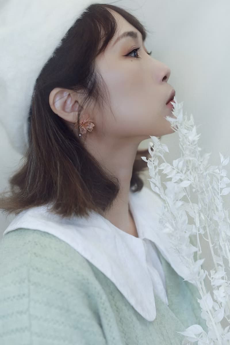 簡約 淡粉色雙層櫻花花朵 淡水珍珠水晶樹脂耳環