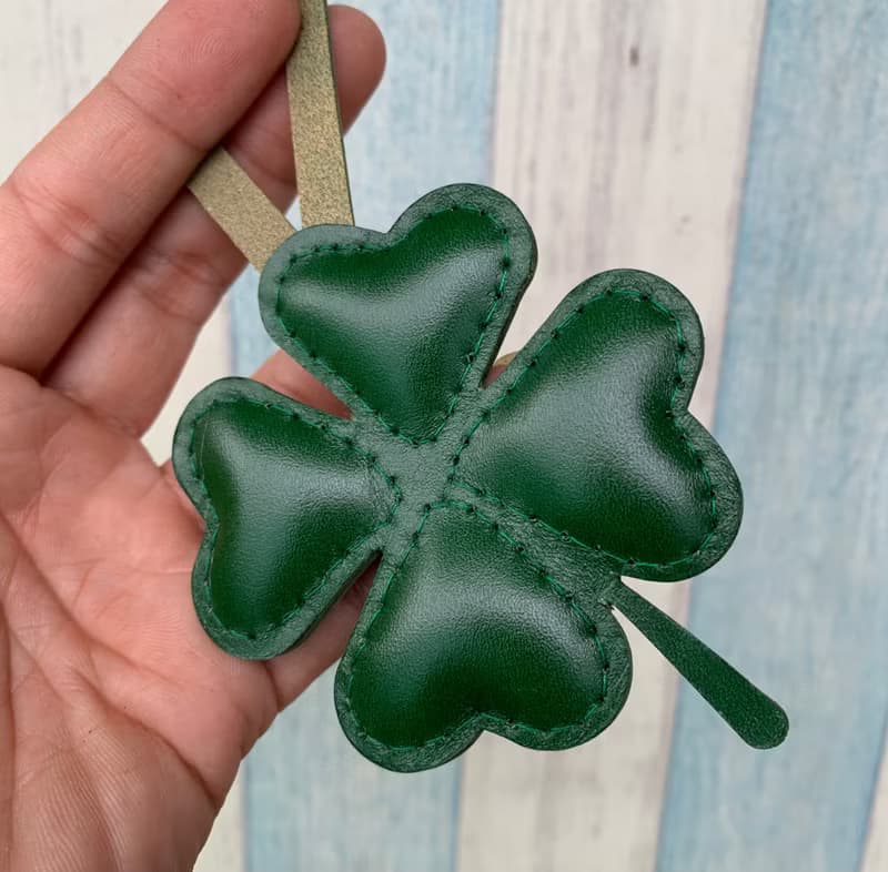 療癒小物 台灣MIT 深綠色 四葉草 純手工縫製 手工皮革 吊飾 小尺