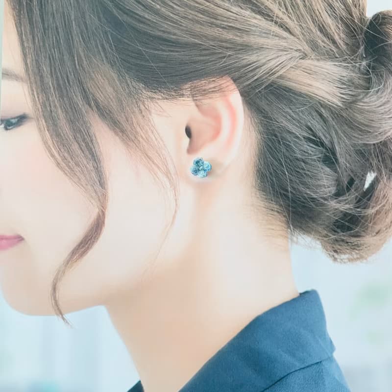 繡球小花耳針 海天藍 漸層色彩 細工編織 已定形 耐用 易配搭