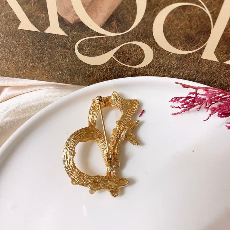 【西洋古董飾品】Sarah 細緻刷沙金掐絲深刻紋英文字母 B胸針胸章