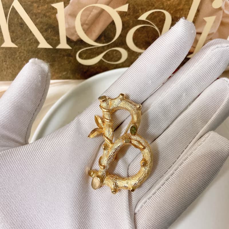 【西洋古董飾品】Sarah 細緻刷沙金掐絲深刻紋英文字母 B胸針胸章