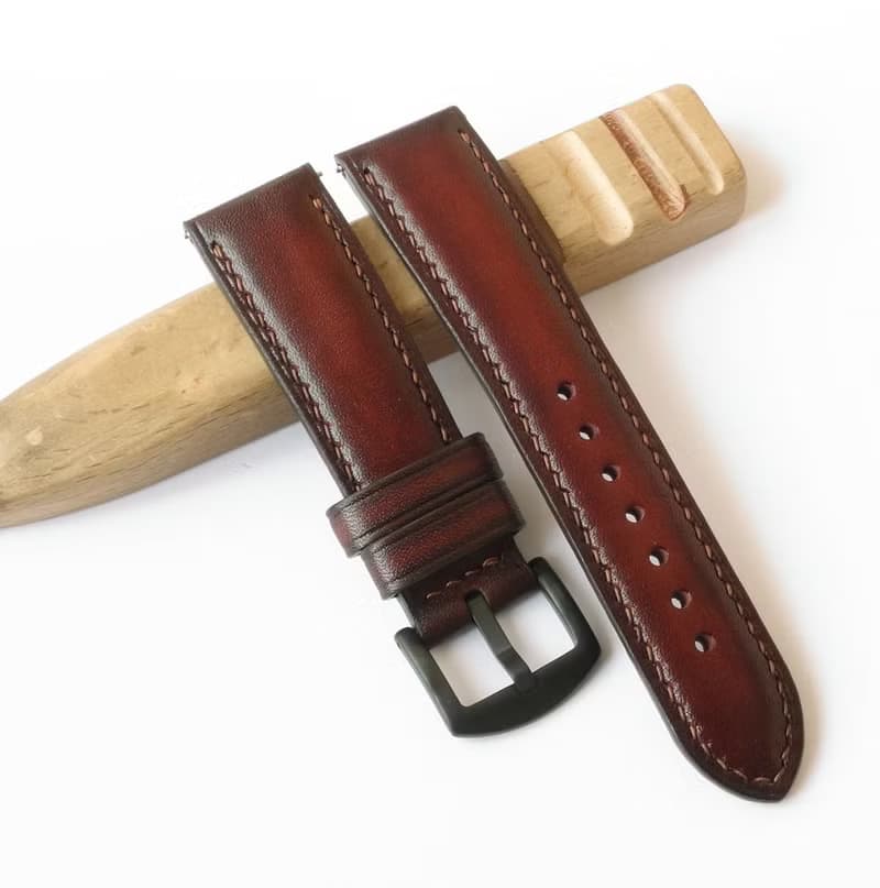 經典的手錶表帶。顏色 桃花心木。所有尺寸。