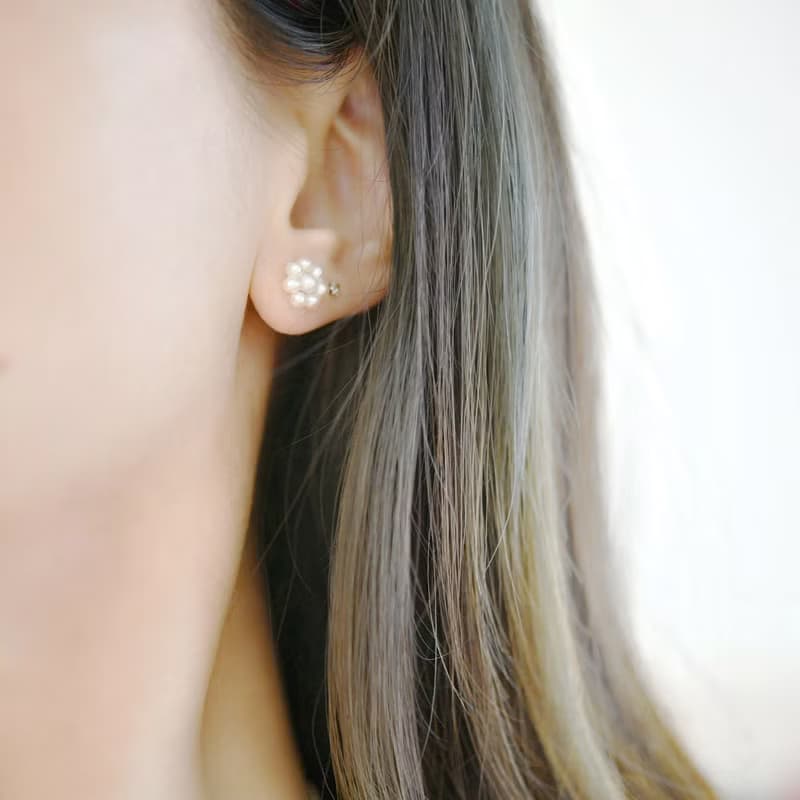 幸せを運んでくれる 淡水パール フラワーのスタッドピアス イヤリング 6月誕生石