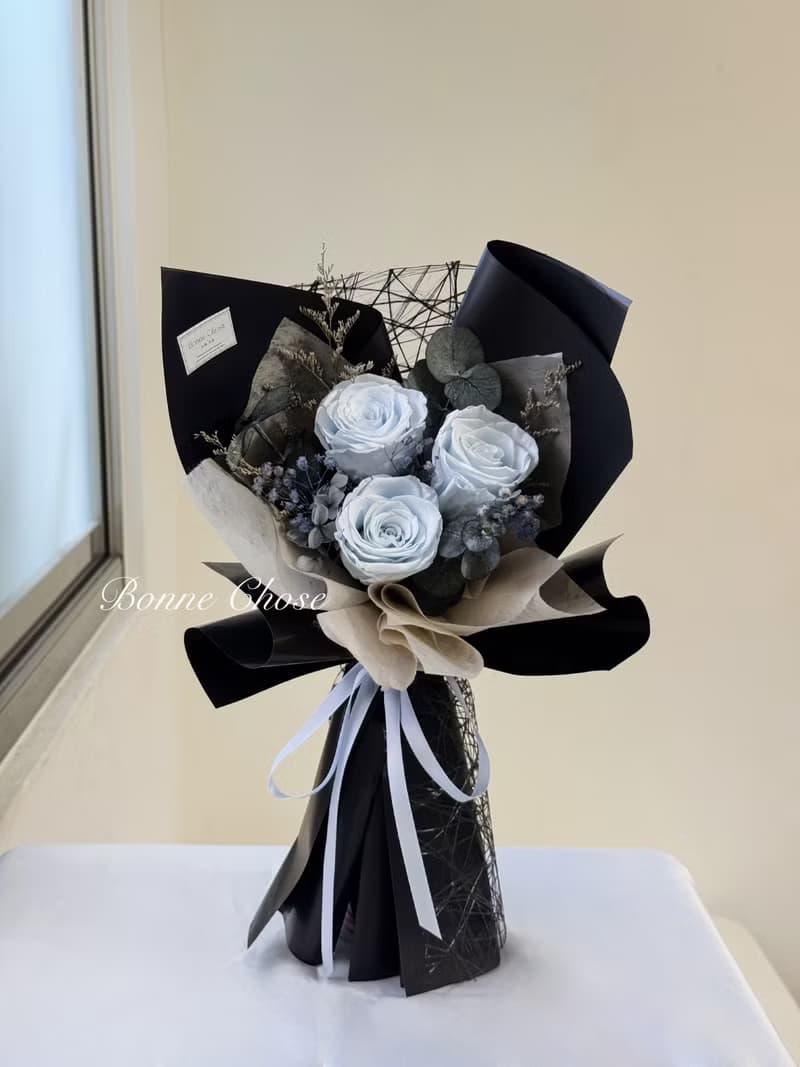 高級感永生玫瑰花束-中型、黑藍色系、寶寶藍玫瑰、獨家設計