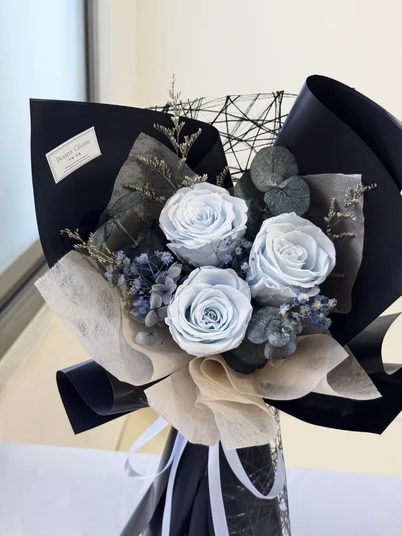 高級感永生玫瑰花束-中型、黑藍色系、寶寶藍玫瑰、獨家設計
