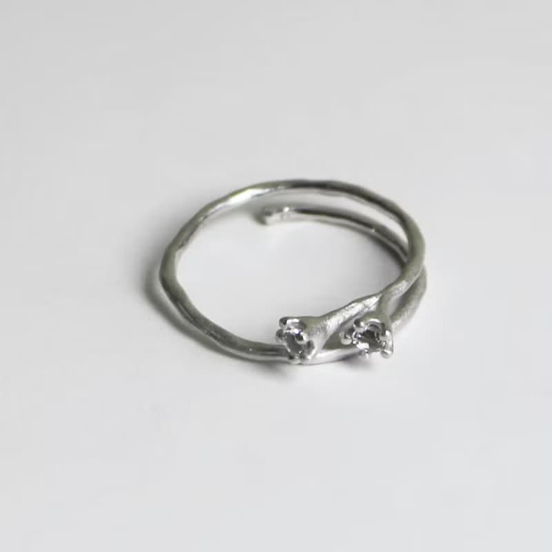 Little Mollis Ring (White Topaz) sand blast finishing