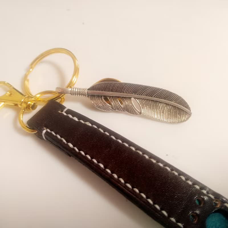 本革ー肉球キーホルダー手縫いー羽飾り付きーチョコレート