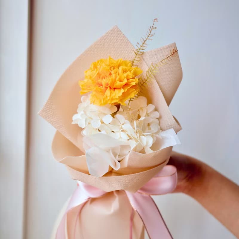 永生花康乃馨花束  生日 l 週年 l 母親節 l 慶祝 l 熱情黃色系