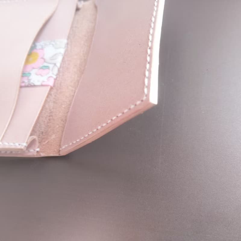 本革－手縫いの名刺入れーベージューリバティーピンク花柄
