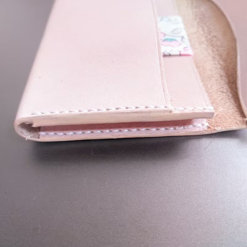 本革－手縫いの名刺入れーベージューリバティーピンク花柄