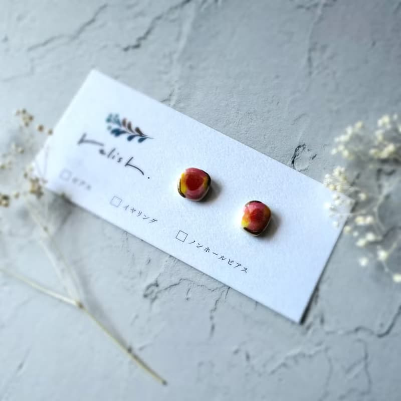 【再販】暖かい 絵付 陶器 金継ぎ ライン ピアス イヤリング ノンホールピアス スクエア 小ぶり 小さい 暖色 ゴールド 金  イエロー 黄色 ピンク レッド
