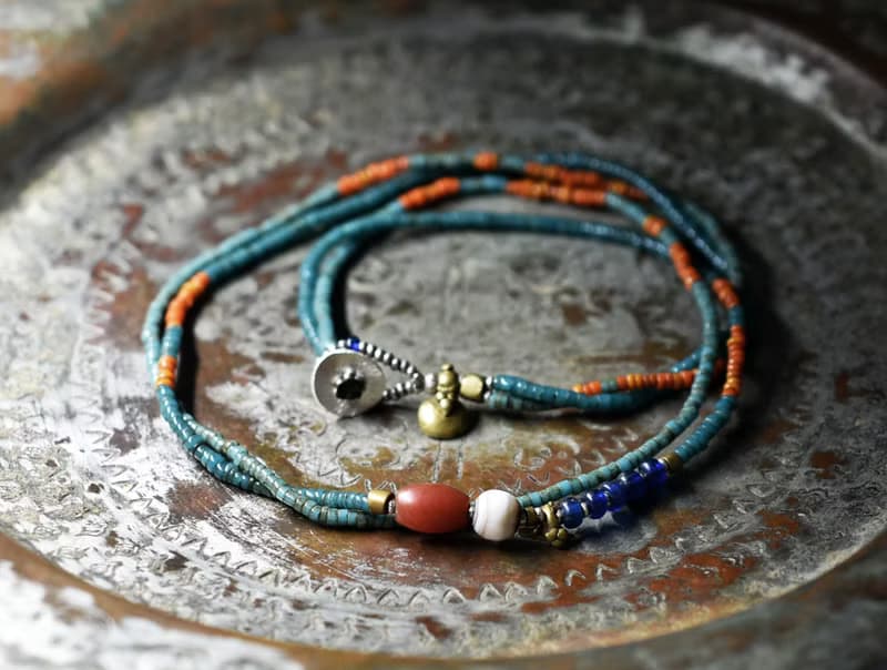 シャン族ヴィンテージカーネリアンと古代瑪瑙、ピーコックブルーとオレンジシードビーズ、アンティークブルービーズ、oldオリッサブラスの華奢な2連ネックレス