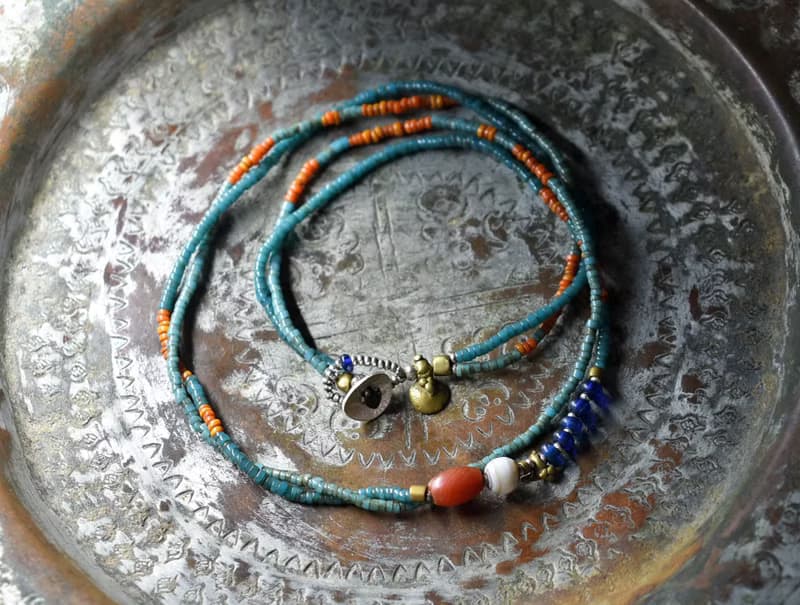 シャン族ヴィンテージカーネリアンと古代瑪瑙、ピーコックブルーとオレンジシードビーズ、アンティークブルービーズ、oldオリッサブラスの華奢な2連ネックレス