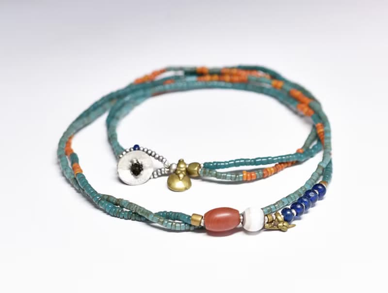 シャン族ヴィンテージカーネリアンと古代瑪瑙、ピーコックブルーとオレンジシードビーズ、アンティークブルービーズ、oldオリッサブラスの華奢な2連ネックレス