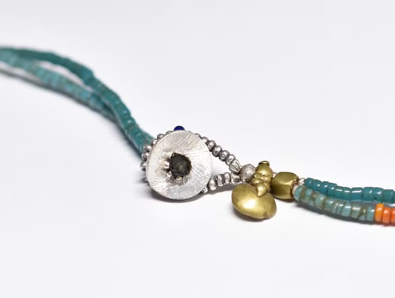 シャン族ヴィンテージカーネリアンと古代瑪瑙、ピーコックブルーとオレンジシードビーズ、アンティークブルービーズ、oldオリッサブラスの華奢な2連ネックレス