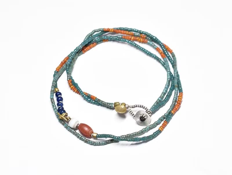 シャン族ヴィンテージカーネリアンと古代瑪瑙、ピーコックブルーとオレンジシードビーズ、アンティークブルービーズ、oldオリッサブラスの華奢な2連ネックレス