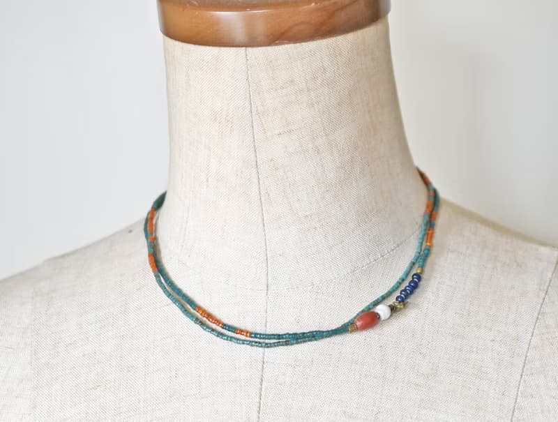 シャン族ヴィンテージカーネリアンと古代瑪瑙、ピーコックブルーとオレンジシードビーズ、アンティークブルービーズ、oldオリッサブラスの華奢な2連ネックレス