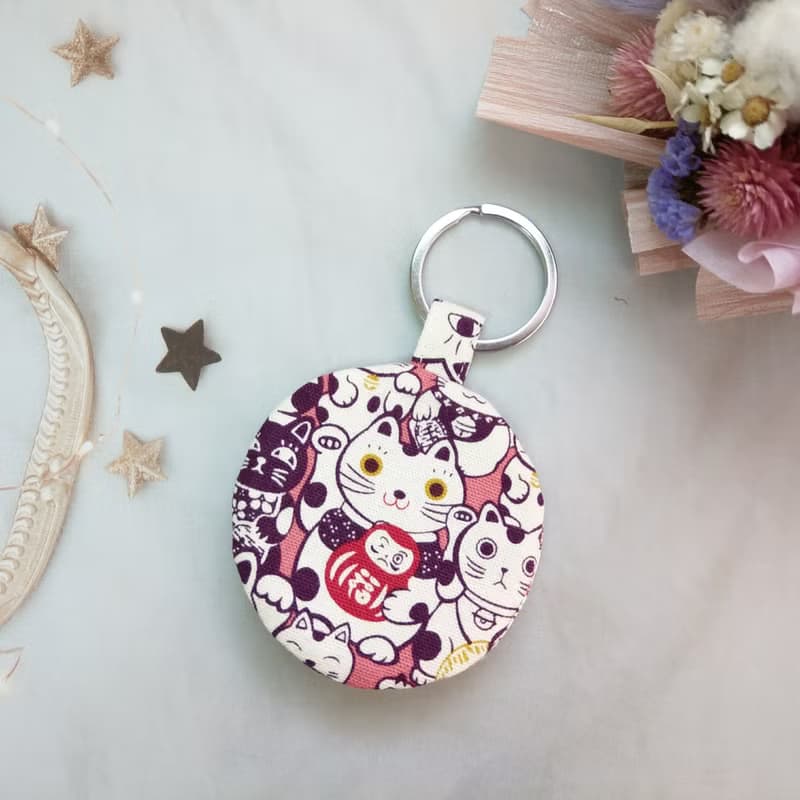 滿滿招財貓。貓咪造型 圓形平安符袋 奶嘴袋 票卡袋  (可繡名字)