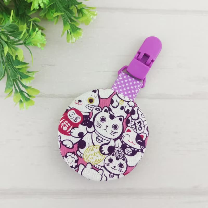 滿滿招財貓。貓咪造型 圓形平安符袋 奶嘴袋 票卡袋  (可繡名字)