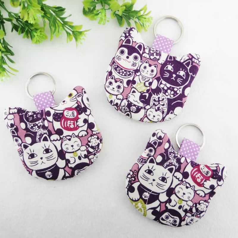 滿滿招財貓。貓咪造型 圓形平安符袋 奶嘴袋 票卡袋  (可繡名字)
