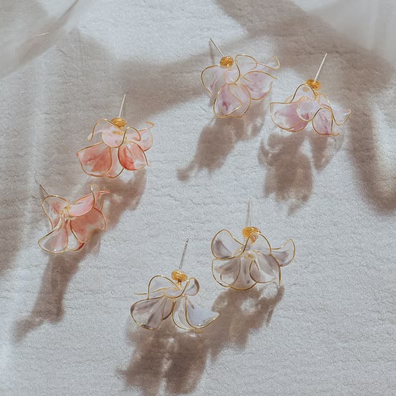 【海棠-寶寶藍】貼耳式耳環 | 水晶花飾品