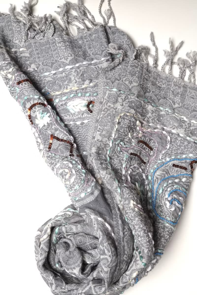 【精品禮盒】釘珠喀什米爾水煮羊毛刺繡圍巾披肩拼透紗藍珠灰紗