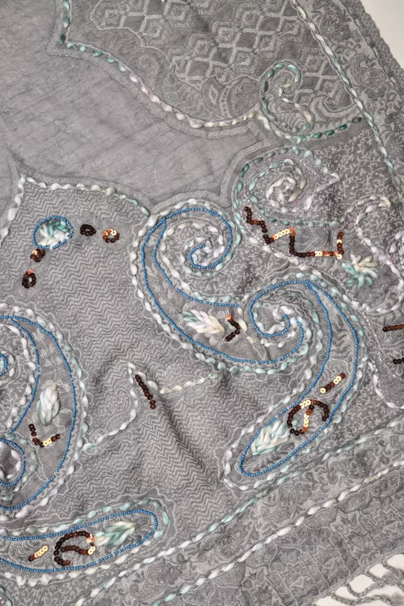 【精品禮盒】釘珠喀什米爾水煮羊毛刺繡圍巾披肩拼透紗藍珠灰紗