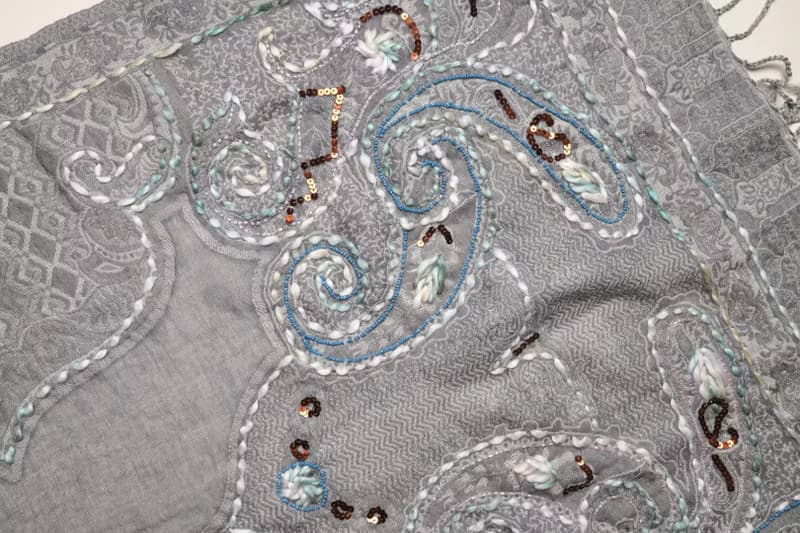 【精品禮盒】釘珠喀什米爾水煮羊毛刺繡圍巾披肩拼透紗藍珠灰紗