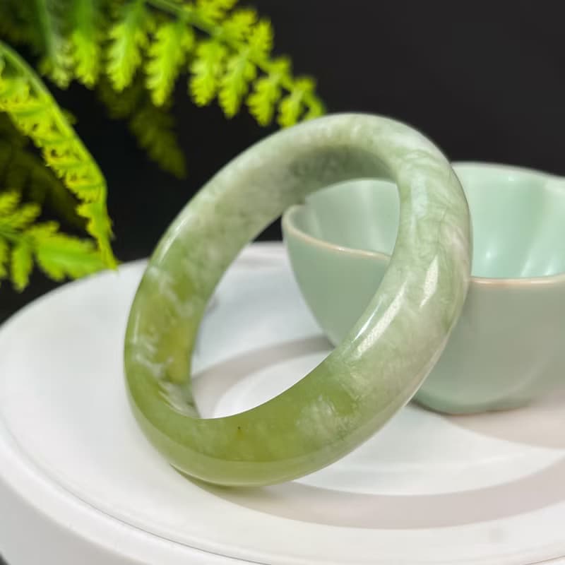 蛇紋玉手鐲53MM 青提奶蓋淡黃偏白岫玉手環 堅實溫潤 細膩圓融