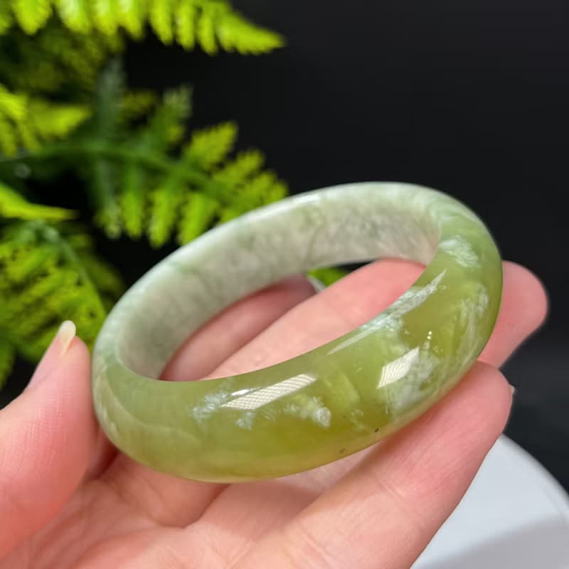 蛇紋玉手鐲53MM 青提奶蓋淡黃偏白岫玉手環 堅實溫潤 細膩圓融