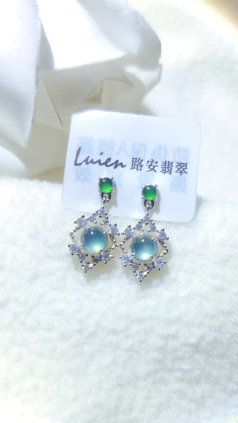 |財富女神耳環|A貨翡翠冰玻晴藍起杠蛋面4.7mm時尚精緻耳環