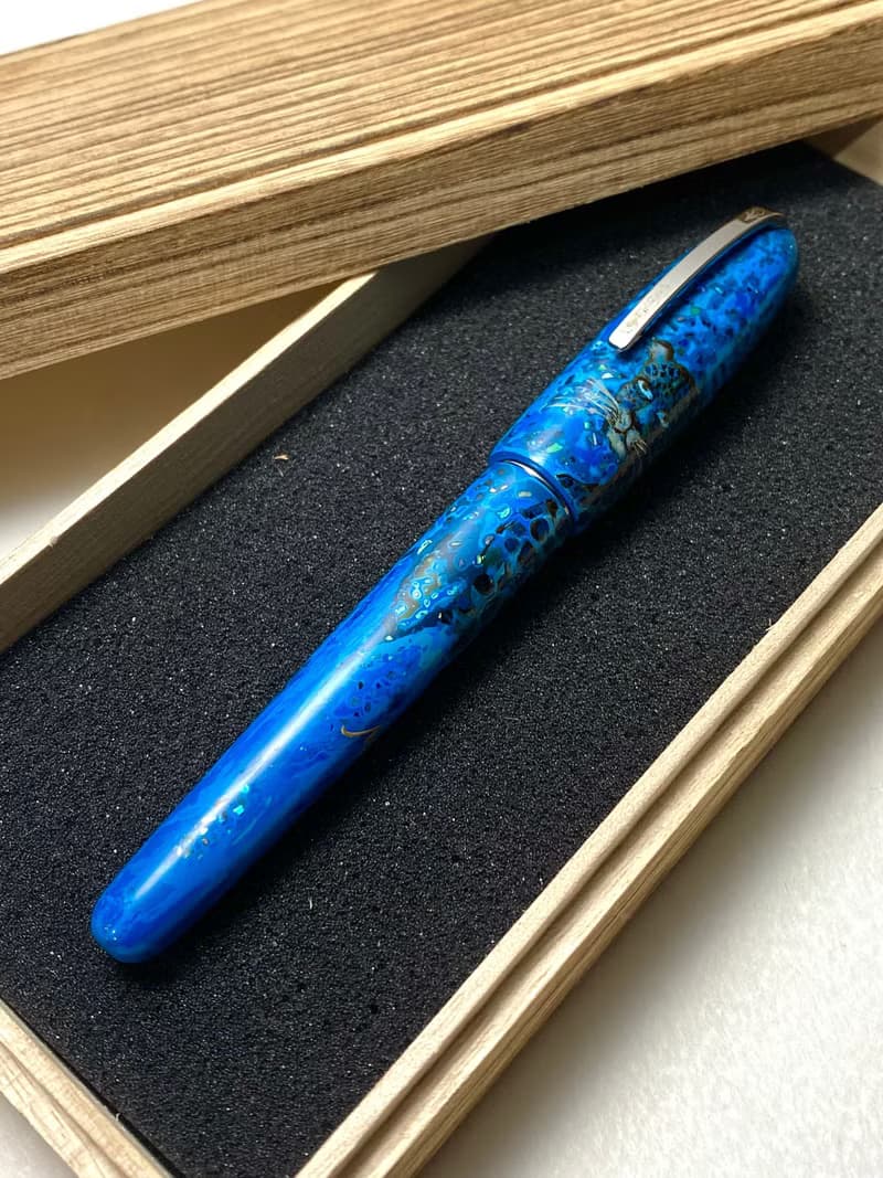 3952老山羊-天然漆彩繪筆 葛瑪蘭 星空下黑豹 彈性鋼尖鋼筆
