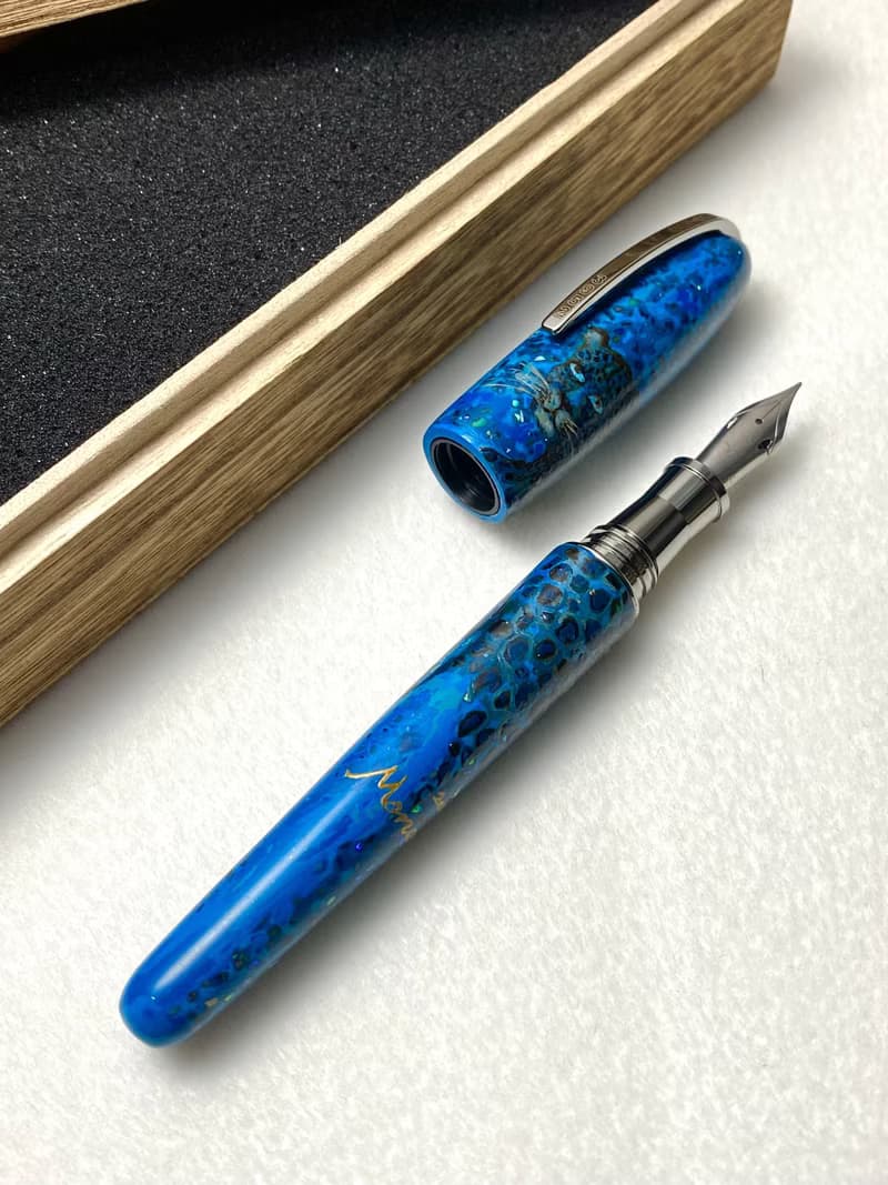 3952老山羊-天然漆彩繪筆 葛瑪蘭 星空下黑豹 彈性鋼尖鋼筆