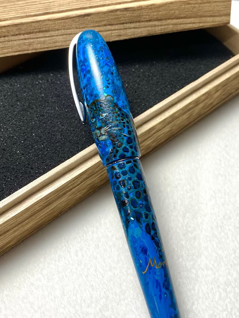 3952老山羊-天然漆彩繪筆 葛瑪蘭 星空下黑豹 彈性鋼尖鋼筆