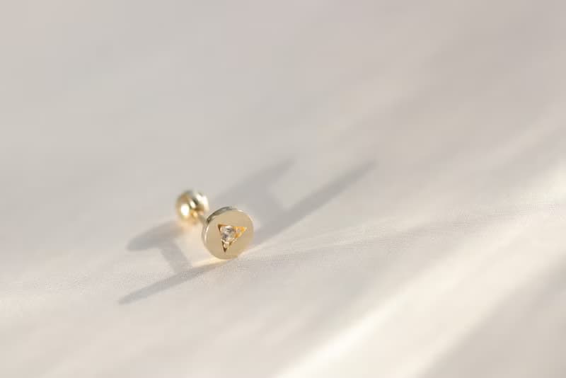 14K 三角鑽圓形鎖珠耳環 (單個)耳骨 耳窩 不退色