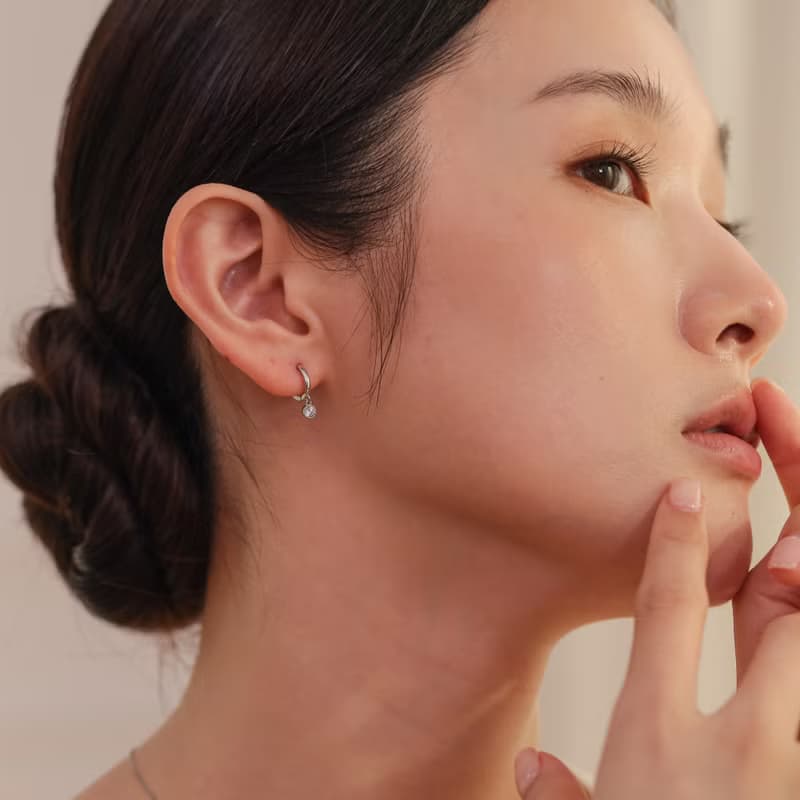 側耳傾聽。純銀耳環
