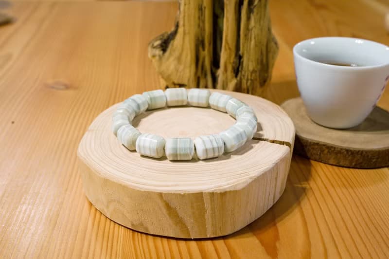 阿拉善瑪瑙彩玉 多巴胺薄荷綠千層桶珠 || 辟邪平安 天然水晶手鍊