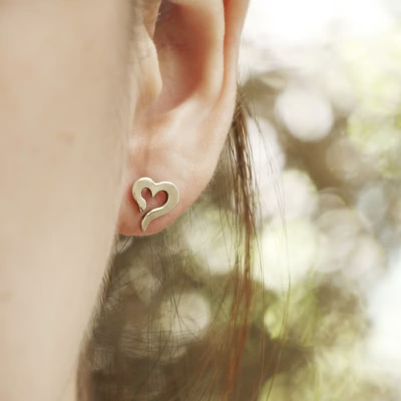 Heart Stud Earrings minimalist Earrings tiny Heart Studs birthday Gift For Her耳環